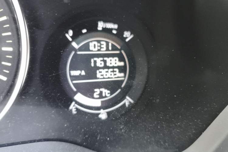 Used Honda Vezel 2015 1.5L CVT two-wheel drive Comfort trim Odometer Close Up