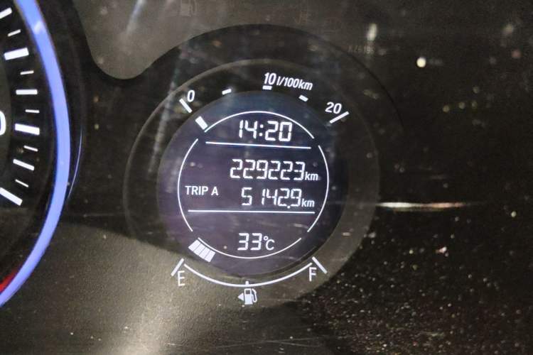 Used Honda Vezel 2015 1.8L CVT 2WD Elite Model Odometer Close Up