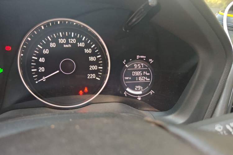 Used Honda Vezel 2015 1.5L CVT two-wheel drive Comfort trim Odometer Close Up