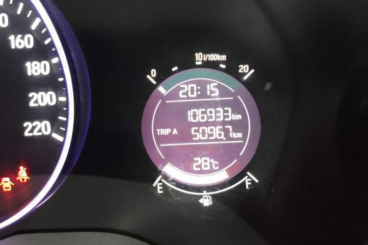 Used Honda Vezel 2015 1.5L CVT two-wheel drive Comfort trim Odometer Close Up