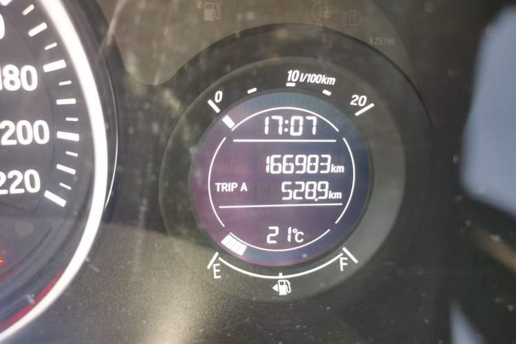 Used Honda Vezel 2015 1.5L CVT two-wheel drive Comfort trim Odometer Close Up