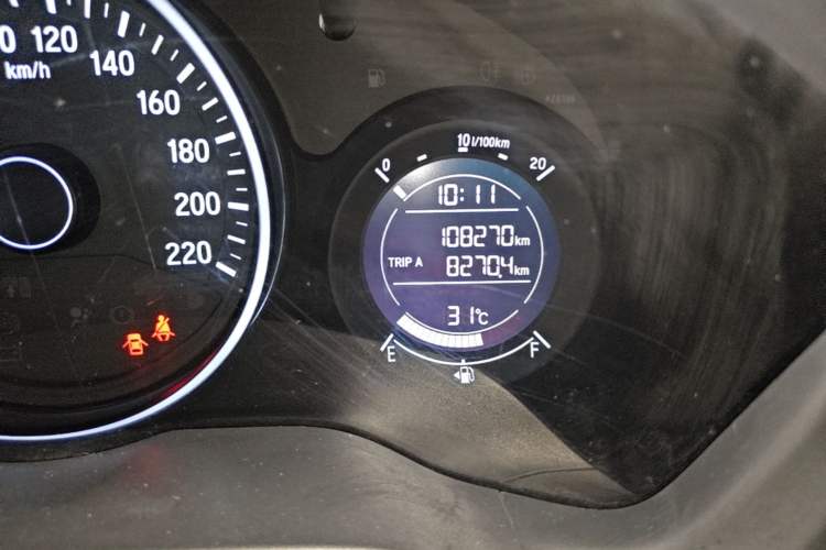 Used Honda Vezel 2015 1.5L CVT two-wheel drive Comfort trim Odometer Close Up