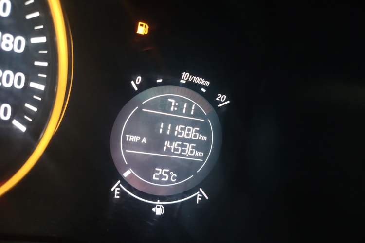 Used Honda Vezel 2015 1.5L manual two-wheel drive Comfort trim level Odometer Close Up