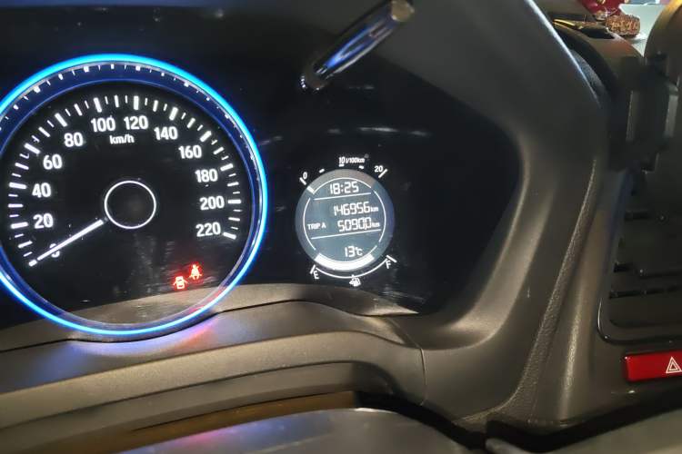 Used Honda Vezel 2015 1.5L CVT two-wheel drive Comfort trim Odometer Close Up
