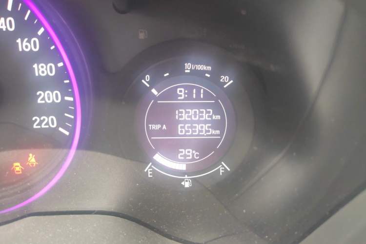 Used Honda Vezel 2015 1.5L CVT two-wheel drive Comfort trim Odometer Close Up