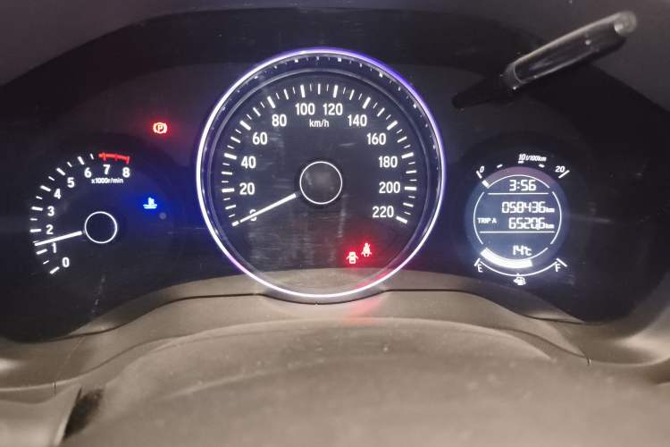 Used Honda Vezel 2015 1.5L manual two-wheel drive Comfort trim level Odometer Close Up