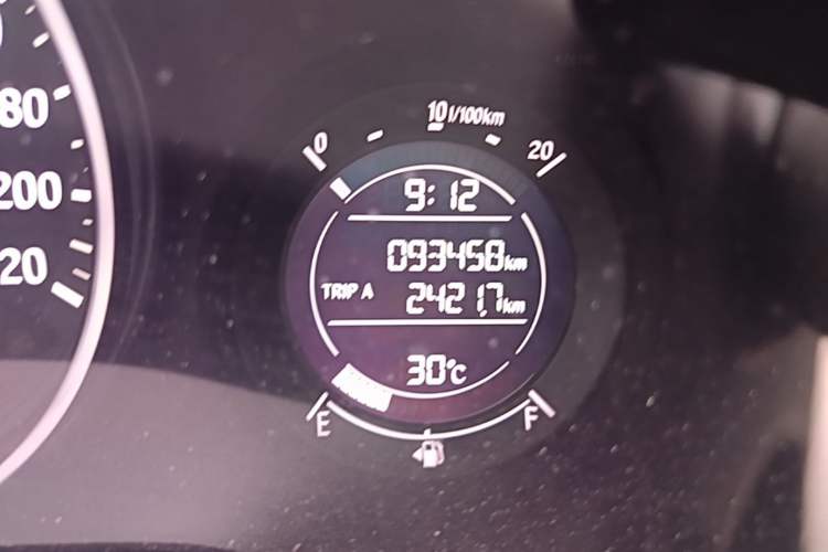 Used Honda Vezel 2015 1.5L CVT two-wheel drive Comfort trim Odometer Close Up
