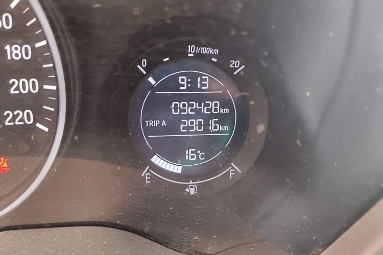 Used Honda Vezel 2015 1.5L manual two-wheel drive Comfort trim level Odometer Close Up
