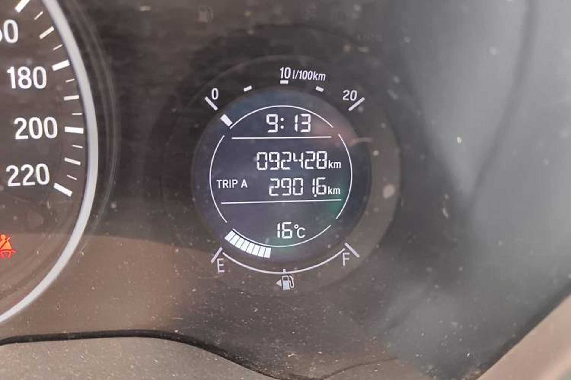 Used Honda Vezel 2015 1.5L manual two-wheel drive Comfort trim level Odometer Close Up