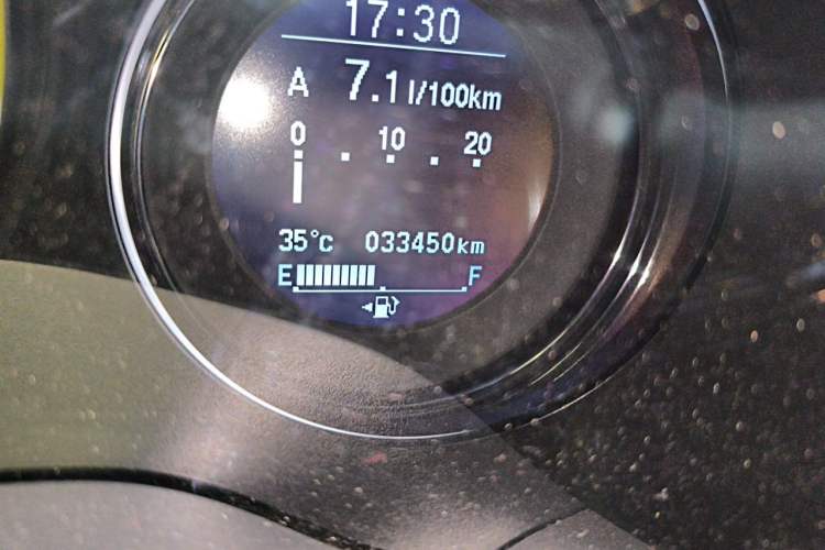 Used Honda Vezel 2015 1.8L CVT 2WD Luxury Model Odometer Close Up
