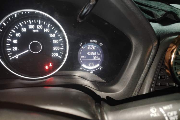 Used Honda Vezel 2015 1.5L CVT two-wheel drive Comfort trim Odometer Close Up