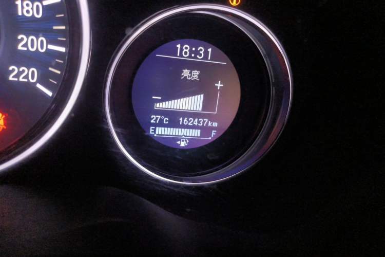 Used Honda Vezel 2015 1.8L CVT 2WD Luxury Model Odometer Close Up
