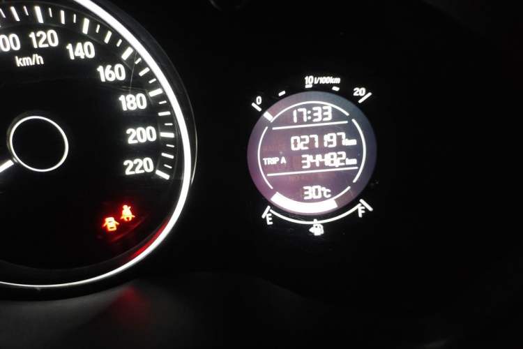 Used Honda Vezel 2015 1.5L CVT two-wheel drive Comfort trim Odometer Close Up