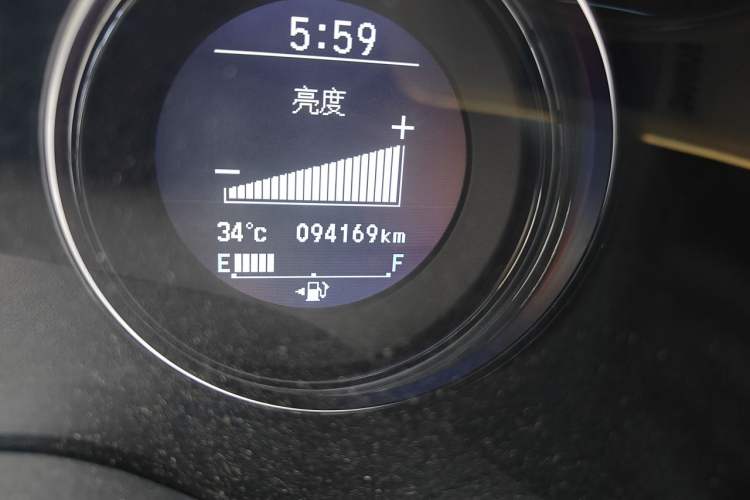 Used Honda Vezel 2015 1.8L CVT 2WD Luxury Model Odometer Close Up