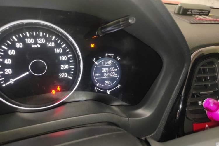 Used Honda Vezel 2015 1.5L CVT two-wheel drive Comfort trim Odometer Close Up