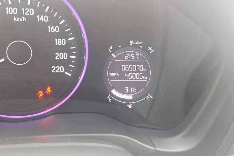 Used Honda Vezel 2015 1.5L CVT two-wheel drive Comfort trim Odometer Close Up