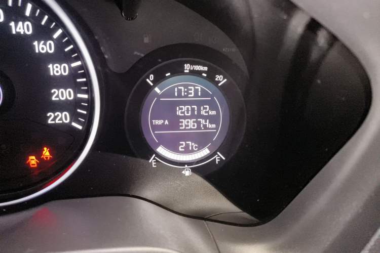 Used Honda Vezel 2015 1.8L CVT 2WD Elite Model Odometer Close Up