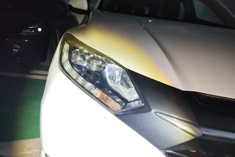 Used Honda Vezel 2015 1.8L CVT 2WD Luxury Model Right Front Headlight