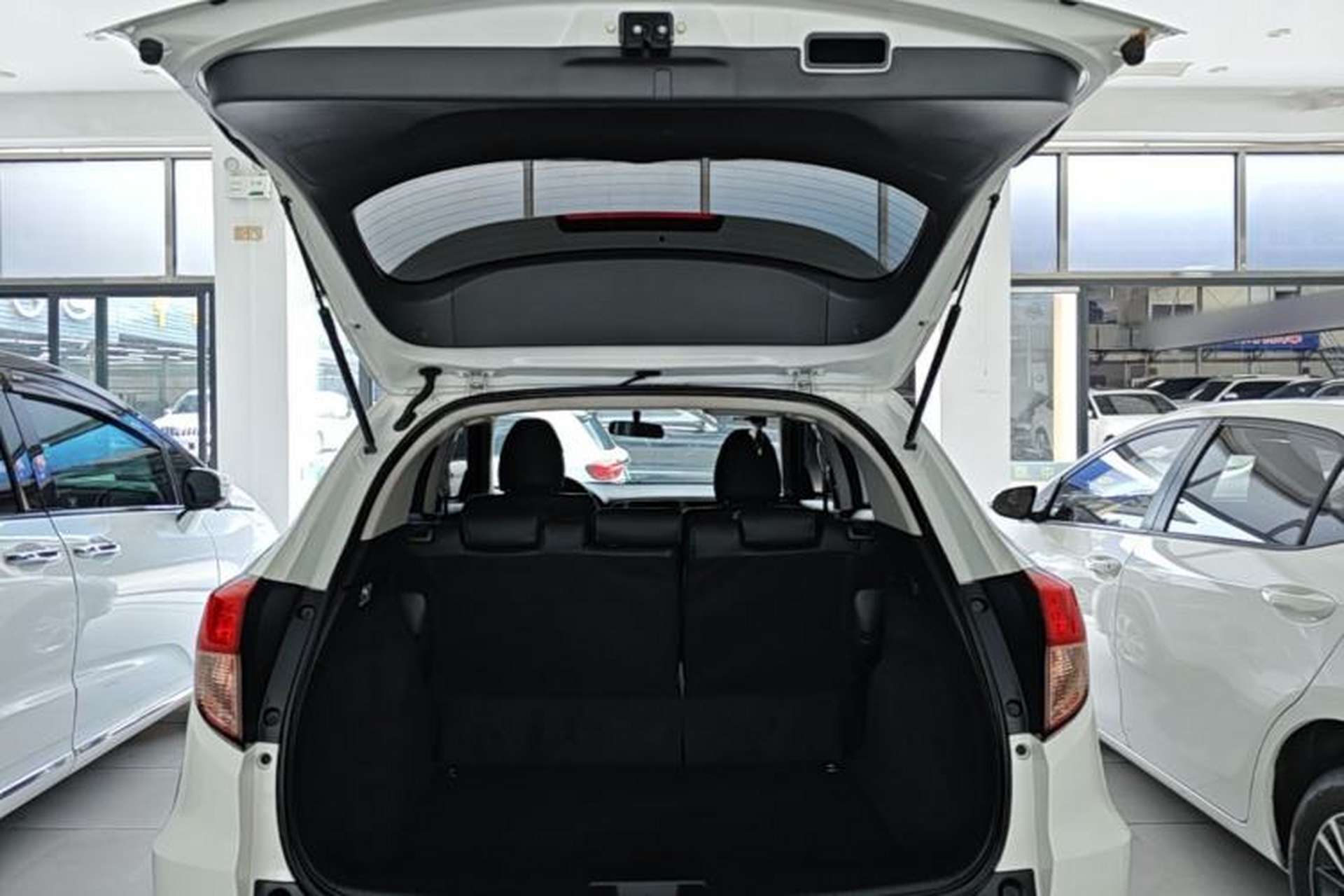 Used Honda Vezel 2015 1.5L CVT two-wheel drive Comfort trim Trunk