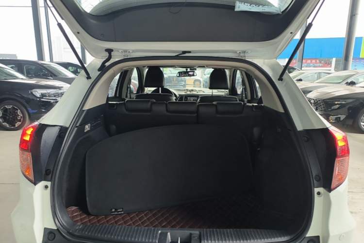 Used Honda Vezel 2015 1.8L CVT 2WD Luxury Model Trunk