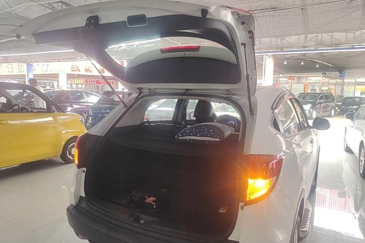 Used Honda Vezel 2015 1.8L CVT 2WD Elite Model Trunk