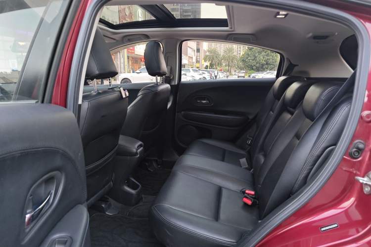 Used Honda Vezel 2016 1.8L CVT Front-Wheel Drive Pioneer Edition Interior 4