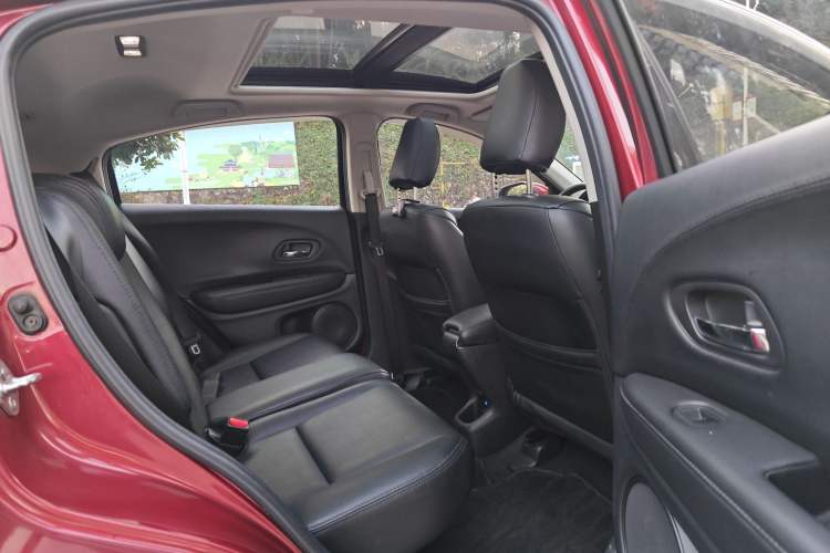 Used Honda Vezel 2016 1.8L CVT Front-Wheel Drive Pioneer Edition Interior 6