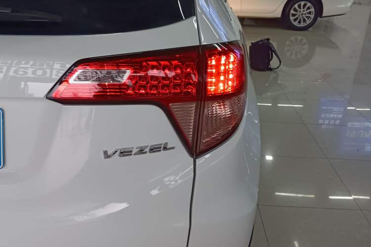 Used Honda Vezel 2016 1.8L CVT Front-Wheel Drive Pioneer Edition Exterior 6