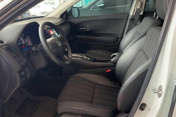 Used Honda Vezel 2016 1.8L CVT Front-Wheel Drive Pioneer Edition Interior 1