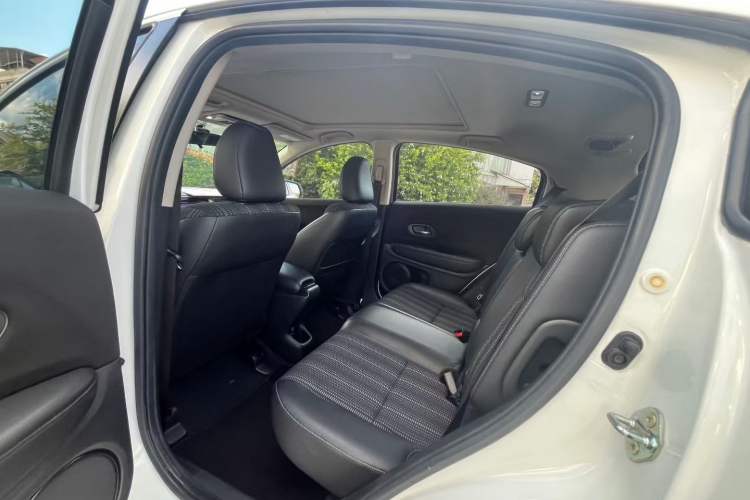 Used Honda Vezel 2016 1.8L CVT Front-Wheel Drive Pioneer Edition Interior 3