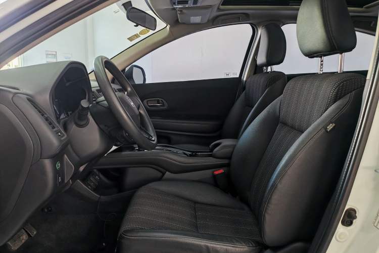 Used Honda Vezel 2016 1.8L CVT Front-Wheel Drive Pioneer Edition Interior 3