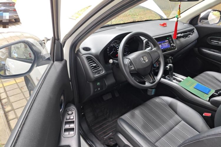 Used Honda Vezel 2016 1.8L CVT Front-Wheel Drive Pioneer Edition Interior 3