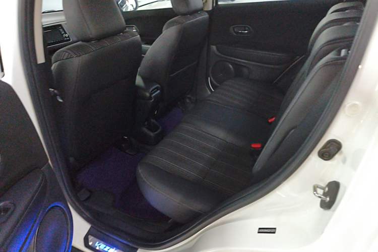 Used Honda Vezel 2016 1.8L CVT Front-Wheel Drive Pioneer Edition Interior 4