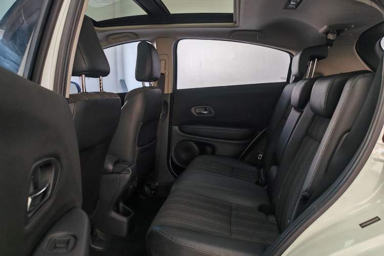 Used Honda Vezel 2016 1.8L CVT Front-Wheel Drive Pioneer Edition Interior 4
