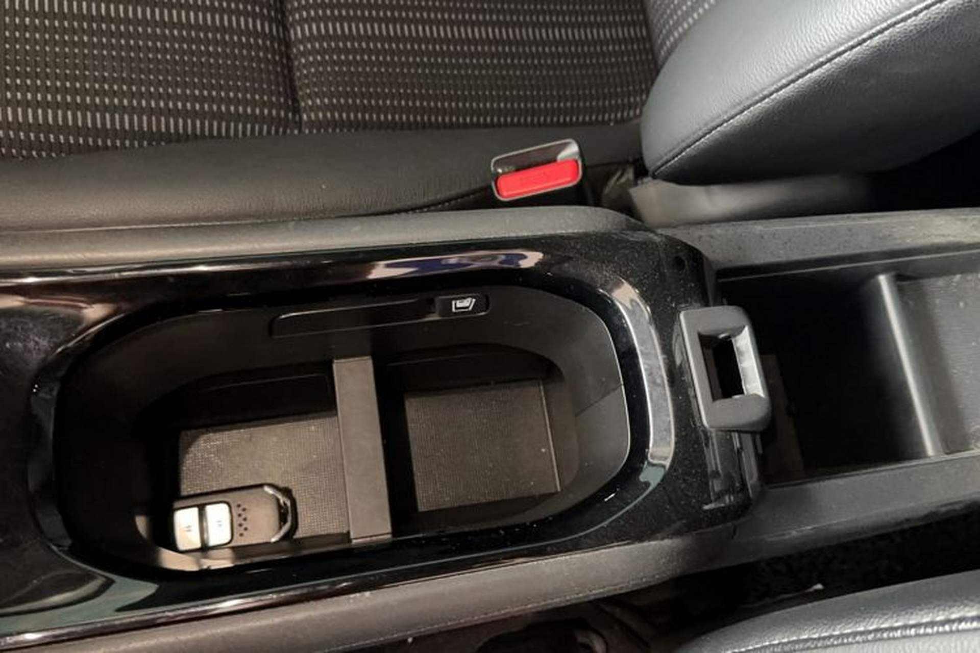Used Honda Vezel 2016 1.8L CVT Front-Wheel Drive Pioneer Edition Interior 8