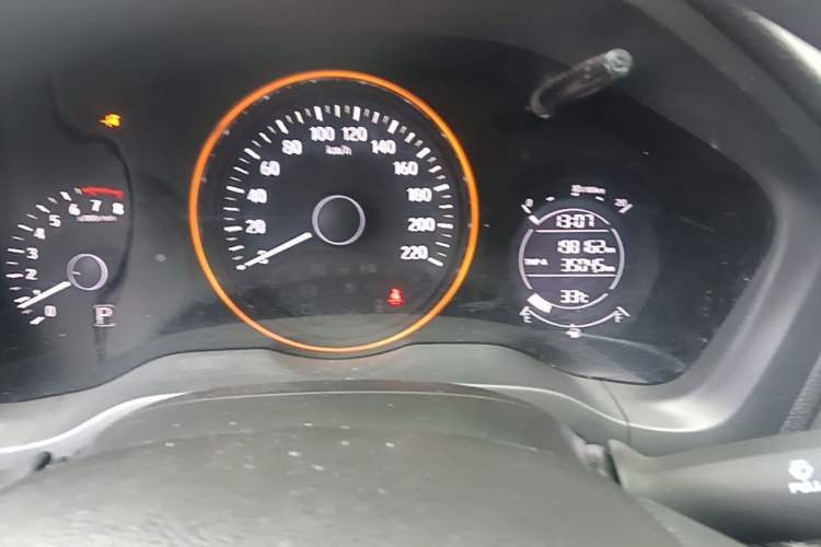 Used Honda Vezel 2016 1.8L CVT Front-Wheel Drive Pioneer Edition Odometer Close Up
