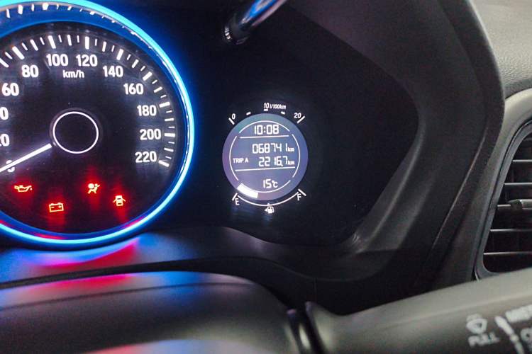 Used Honda Vezel 2016 1.8L CVT Front-Wheel Drive Pioneer Edition Odometer Close Up