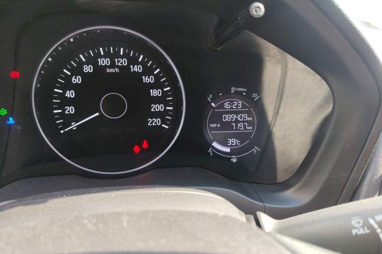 Used Honda Vezel 2016 1.8L CVT Front-Wheel Drive Pioneer Edition Odometer Close Up