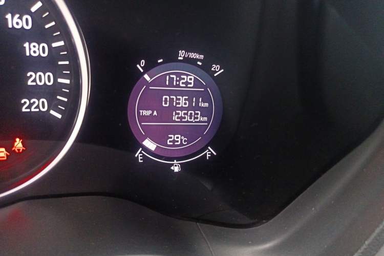Used Honda Vezel 2016 1.8L CVT Front-Wheel Drive Pioneer Edition Odometer Close Up