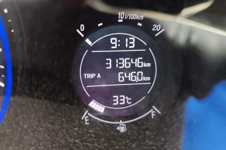 Used Honda Vezel 2016 1.8L CVT Front-Wheel Drive Pioneer Edition Odometer Close Up