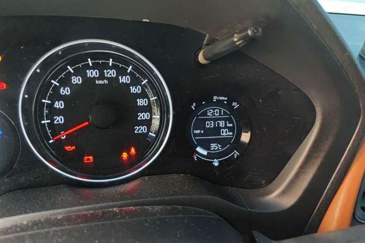 Used Honda Vezel 2016 1.8L CVT Front-Wheel Drive Pioneer Edition Odometer Close Up