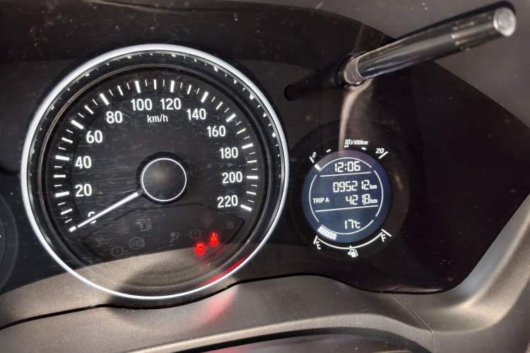 Used Honda Vezel 2016 1.8L CVT Front-Wheel Drive Pioneer Edition Odometer Close Up