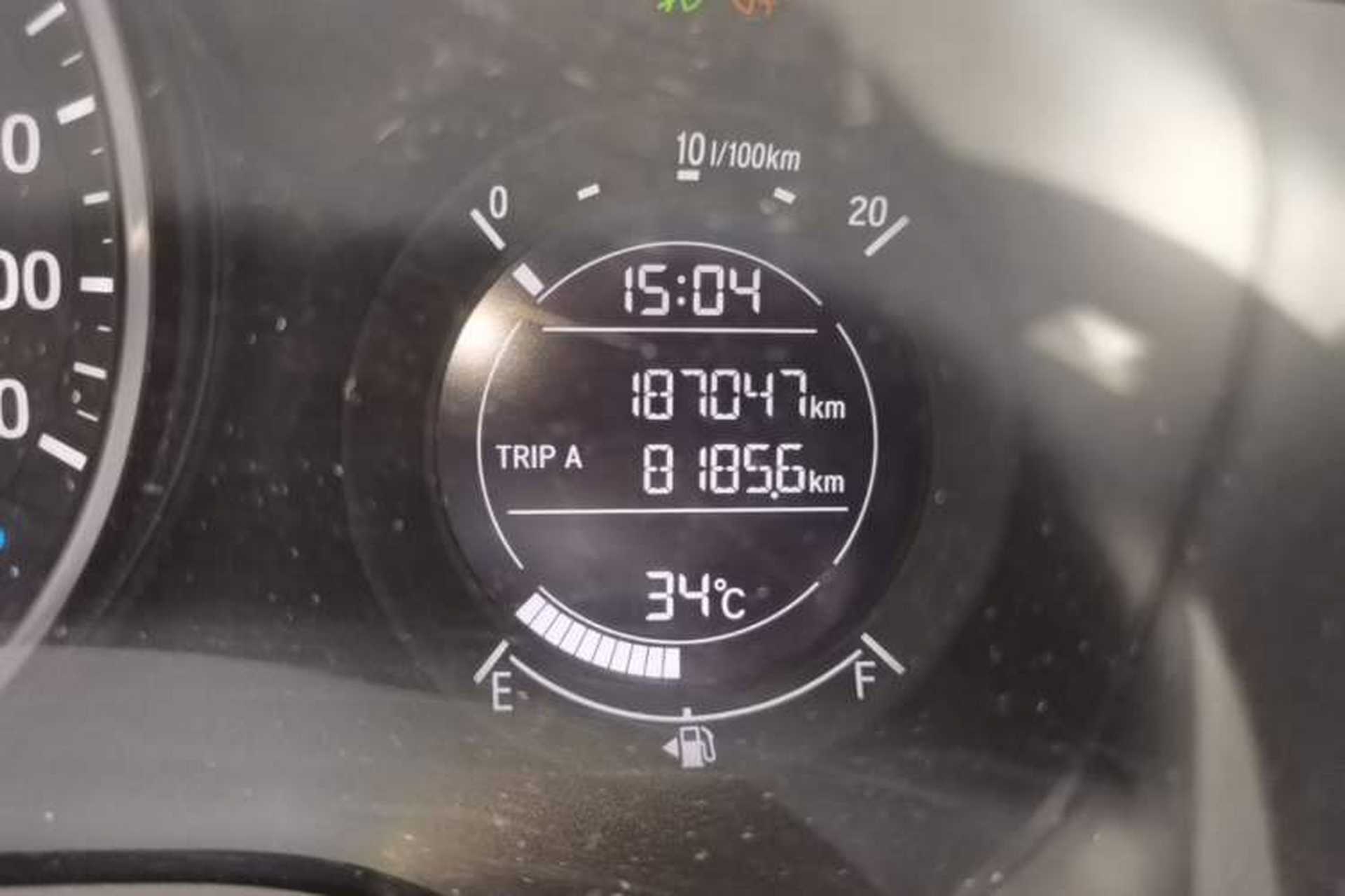Used Honda Vezel 2016 1.8L CVT Front-Wheel Drive Pioneer Edition Odometer Close Up