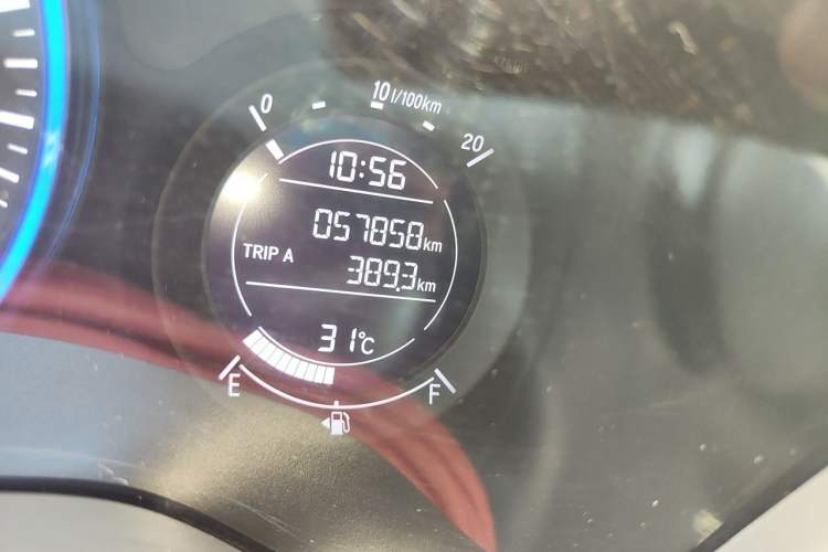 Used Honda Vezel 2016 1.8L CVT Front-Wheel Drive Pioneer Edition Odometer Close Up