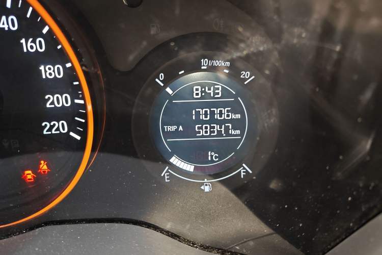 Used Honda Vezel 2016 1.8L CVT Front-Wheel Drive Pioneer Edition Odometer Close Up