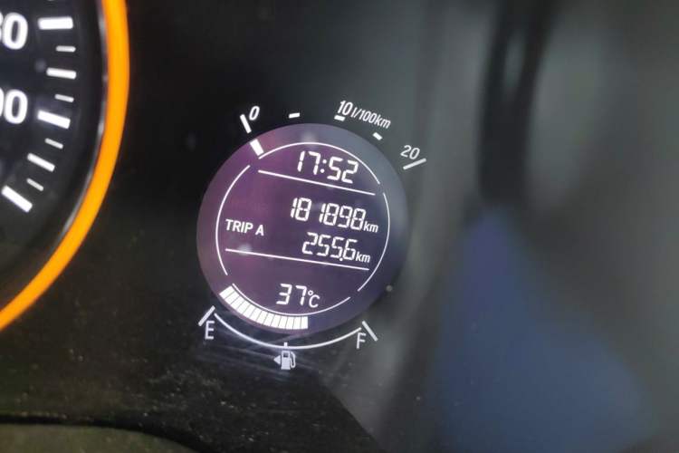 Used Honda Vezel 2016 1.8L CVT Front-Wheel Drive Pioneer Edition Odometer Close Up