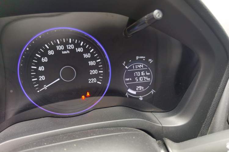 Used Honda Vezel 2016 1.8L CVT Front-Wheel Drive Pioneer Edition Odometer Close Up