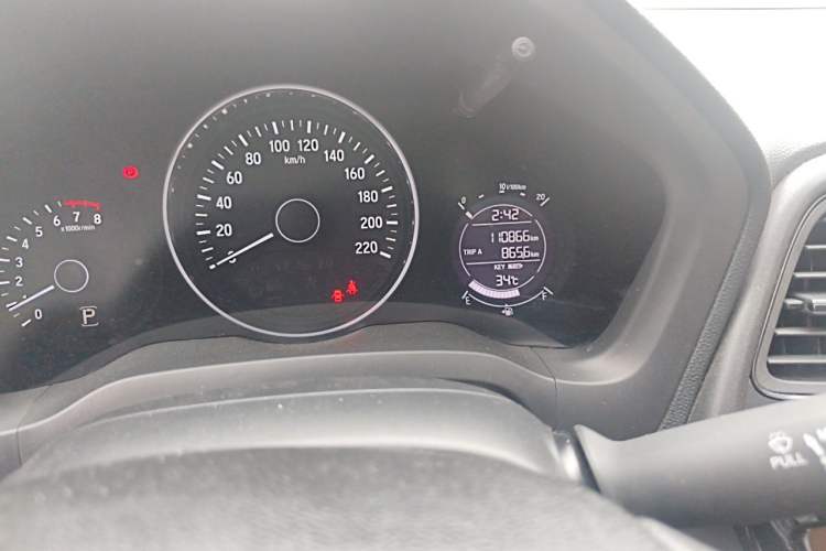 Used Honda Vezel 2016 1.8L CVT Front-Wheel Drive Pioneer Edition Odometer Close Up