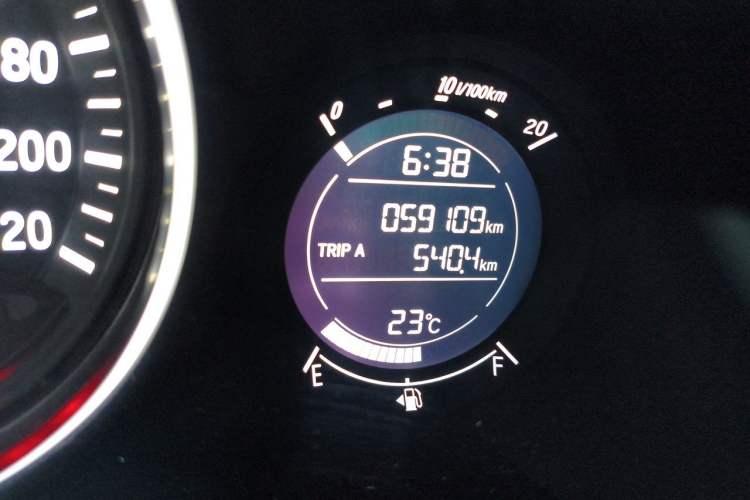 Used Honda Vezel 2016 1.8L CVT Front-Wheel Drive Pioneer Edition Odometer Close Up