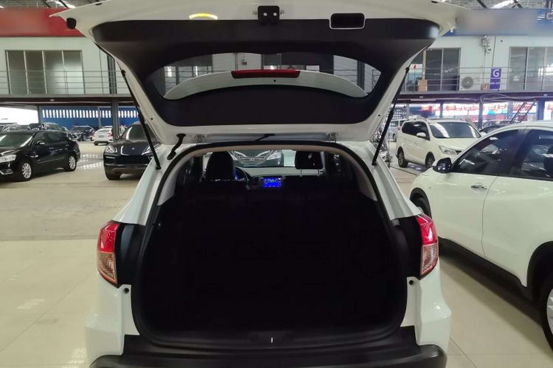 Used Honda Vezel 2016 1.8L CVT Front-Wheel Drive Pioneer Edition Trunk